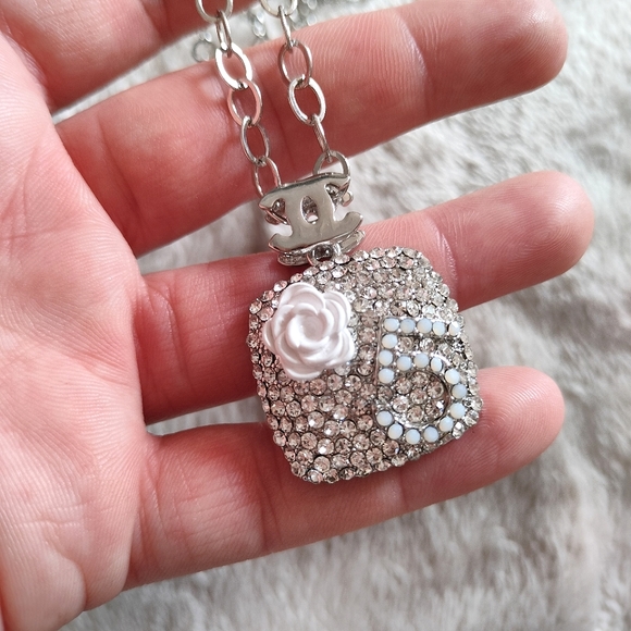 Elegant Cubic Zirconia White Flower Necklace - Picture 7 of 17